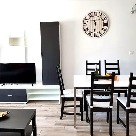 Luxury 2 Bedroom 50 M From Apartament